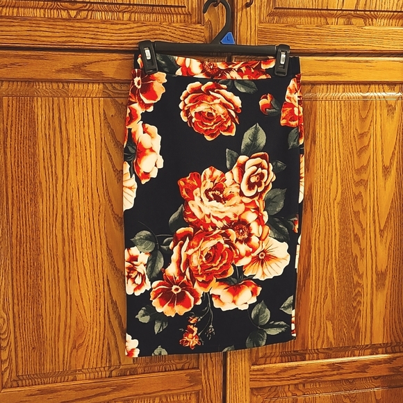 Dresses & Skirts - FLoral Pencil Skirt, Sz M